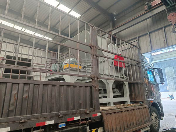 1300型輕薄料破碎機發往河南周口