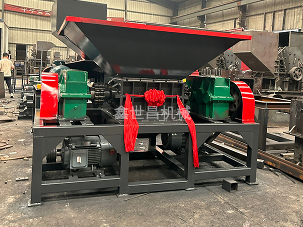 800撕碎機+800破碎機發(fā)往海南